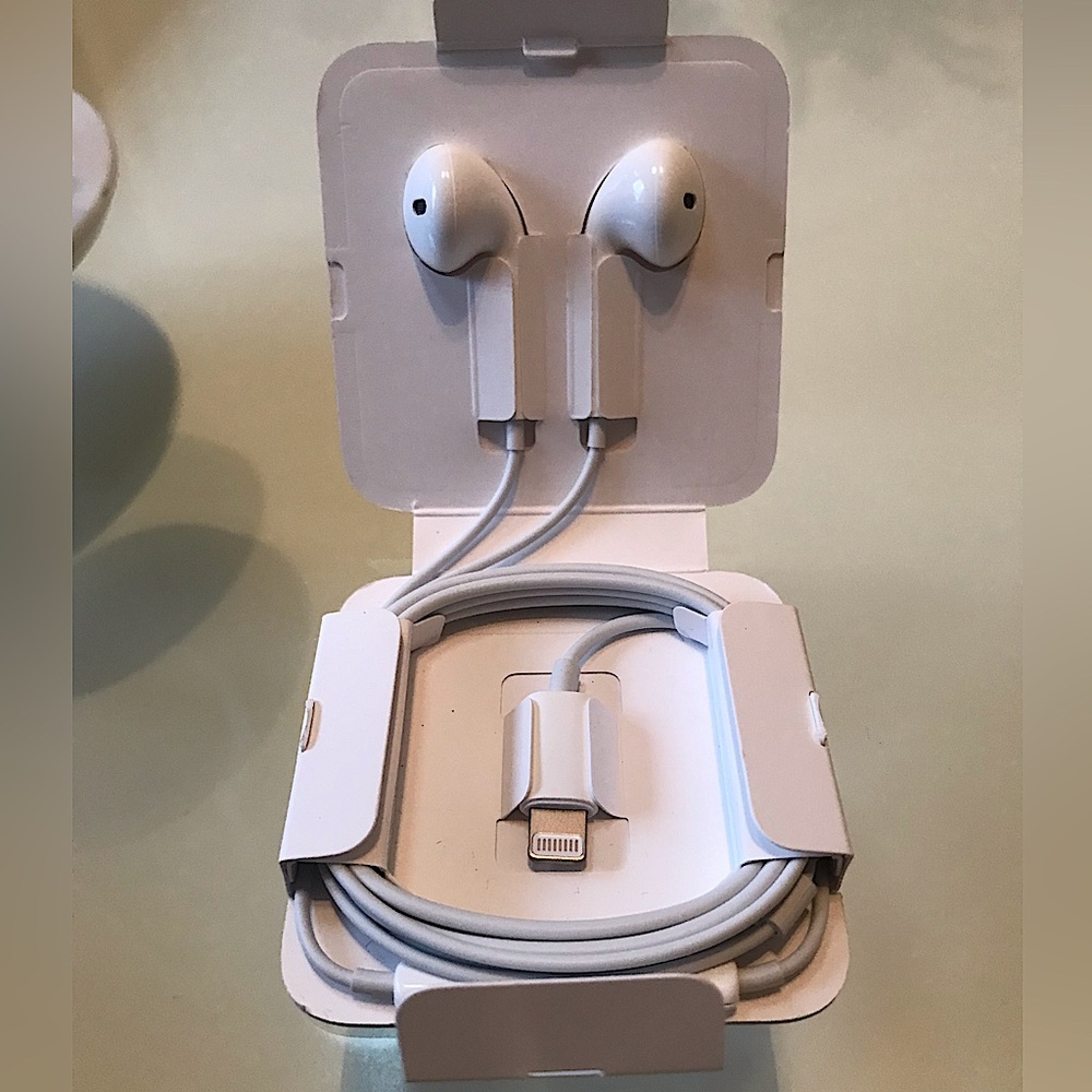 Apple earbuds wired